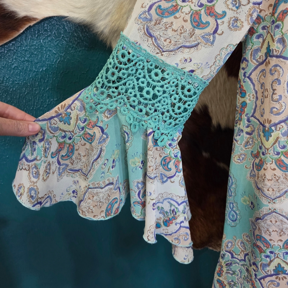 Lady Noiz Aqua and Cream Paisley Crochet-Sleeve Tunic - Picture 2 of 5